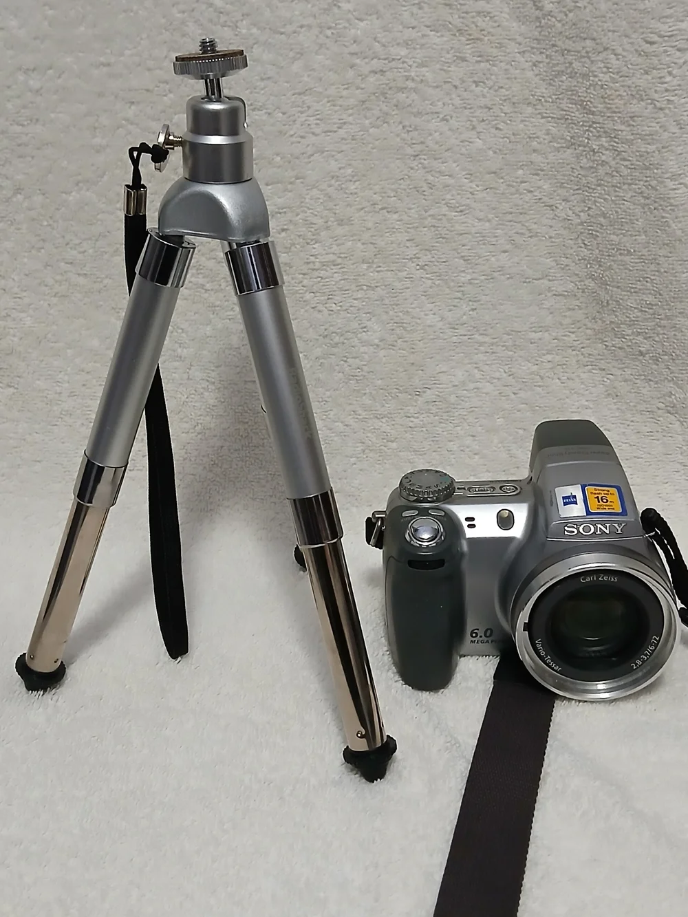 Sony Silver 6.0MP DSLR-Style Camera with Carl Zeiss Lens/RadioShack Tri-pod